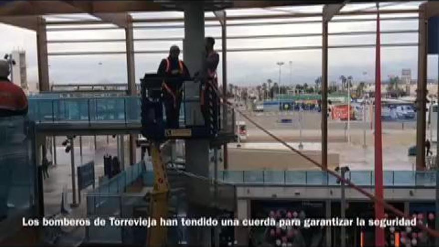 Atrapados cuatro horas a 18 metros de altura mientras instalaban adornos en un centro comercial de Torrevieja