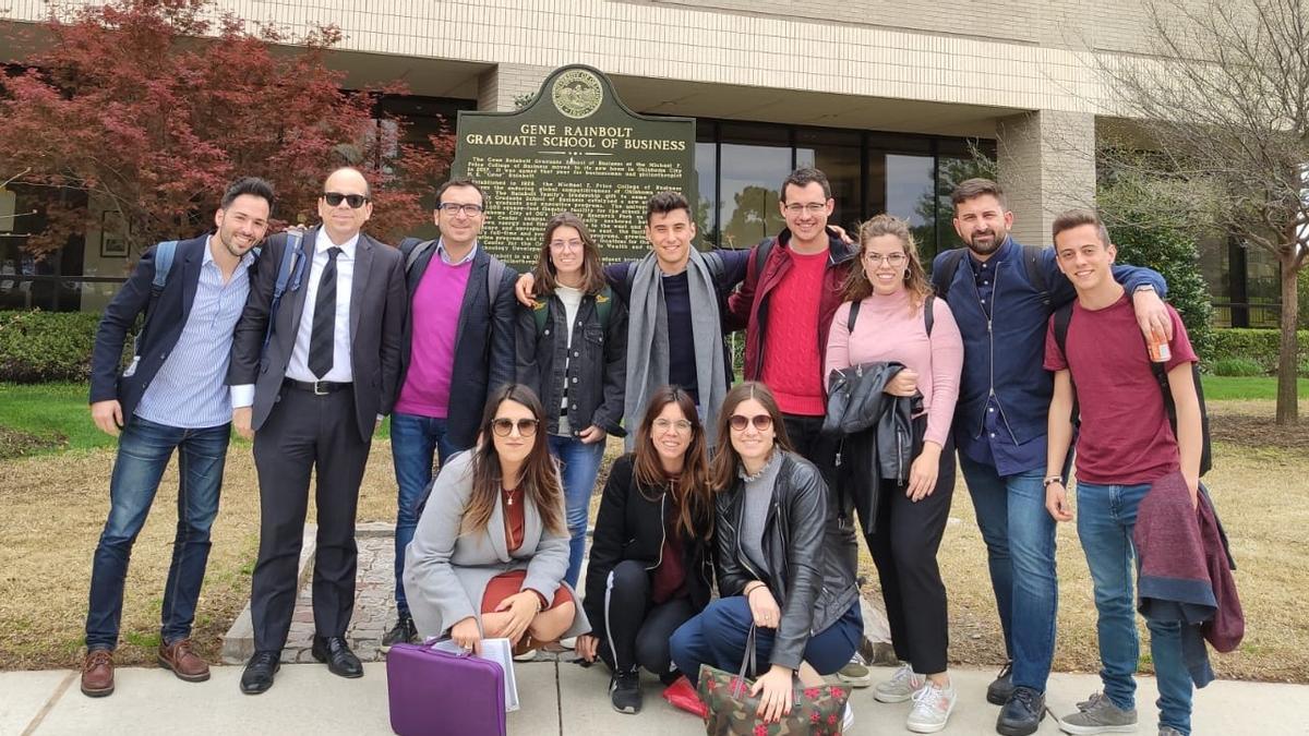 Alumnos del CEU de Elche, durante su estancia en la Universidad de Oklahoma con Bruno Teles.