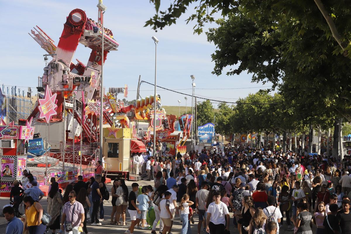 Córdoba Feria de Mayo recinto ferial de El Arenal día de los cacharritos a mitad de precio calle del infierno bulla colas gente