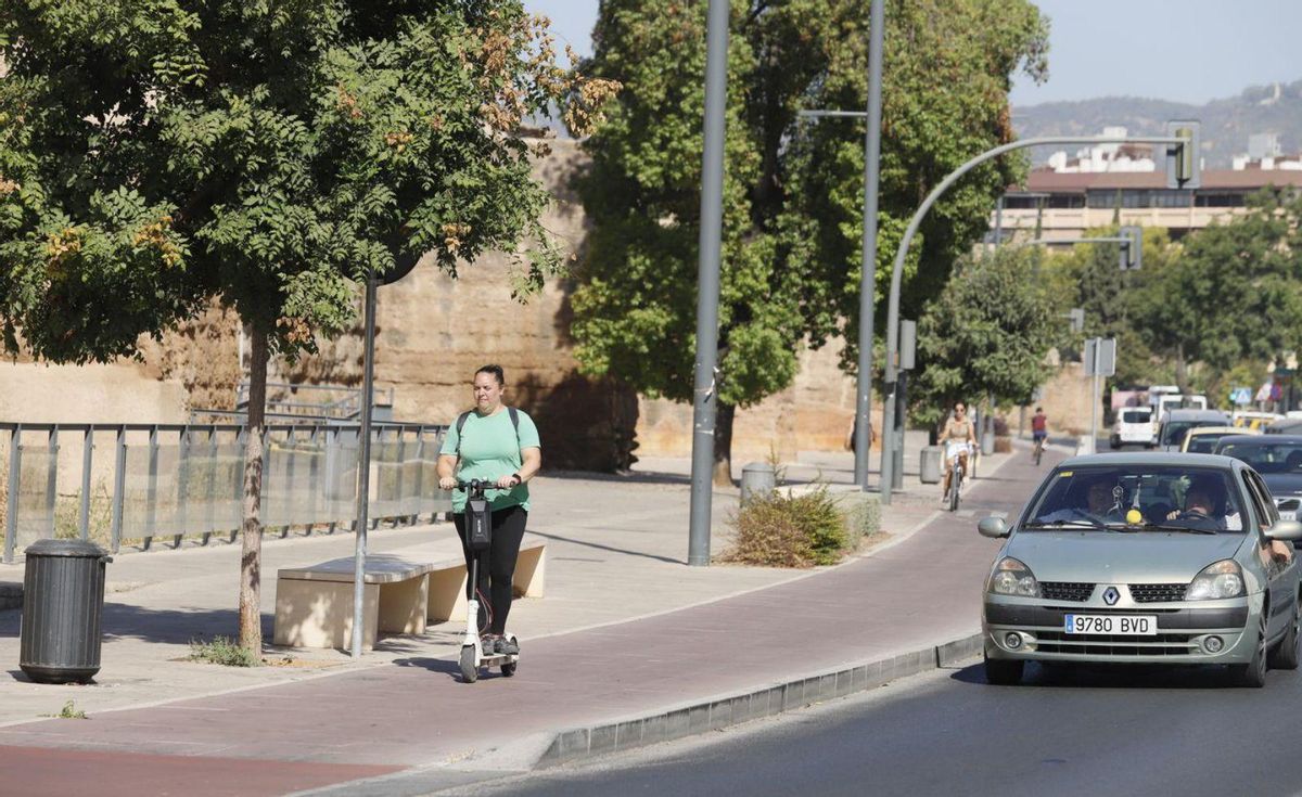 Muchos expertos critican el material que se emplea para asfaltar las calles, prácticamente impermeable.