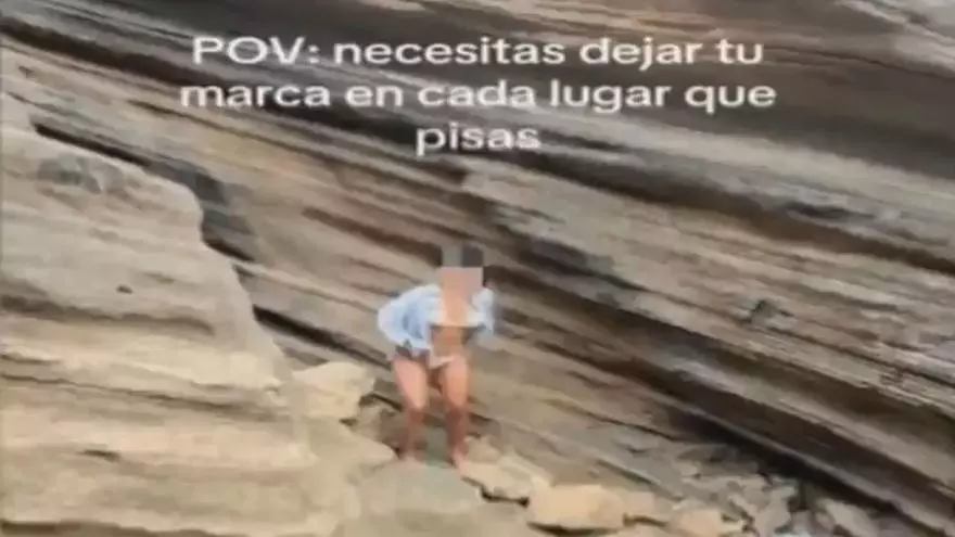 Turista irresponsable en Las Grietas de Lanzarote