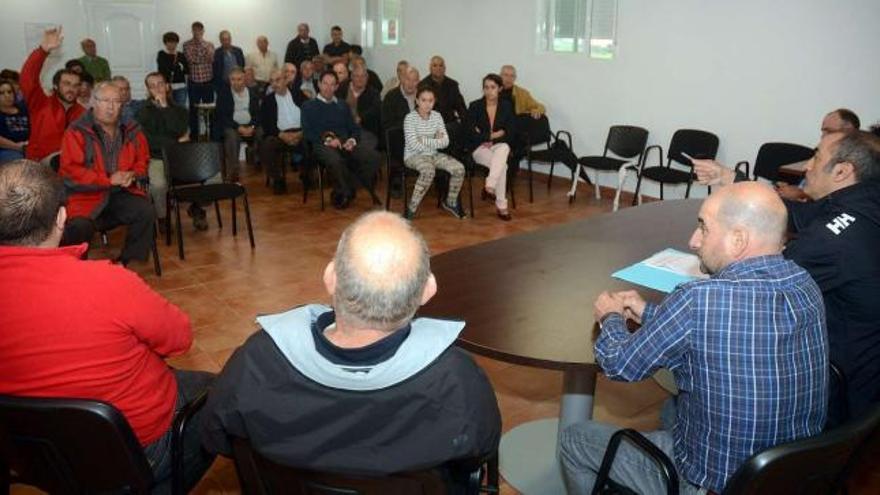 Asamblea de los comuneros de Vilaboa celebrada el pasado septiembre para debatir sobre el convenio con Defensa.  // Rafa Vázquez