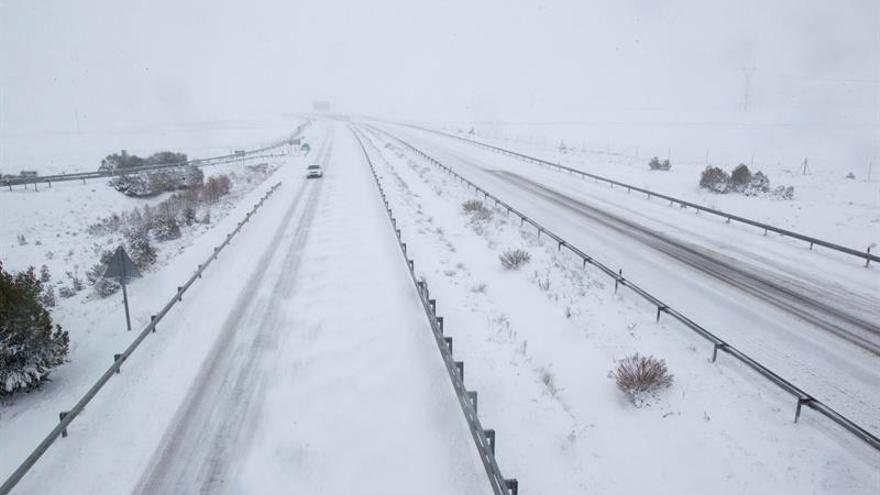 Continúan afectados por la nieve más de 50 tramos de carreteras en Aragón