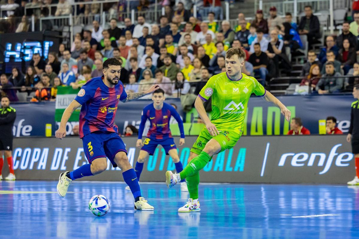 Machado conduce el balón.