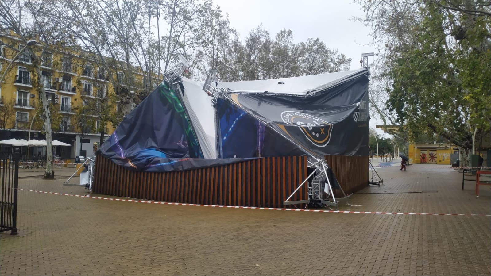 Imágenes del desplome de una carpa en la Alameda en Sevilla