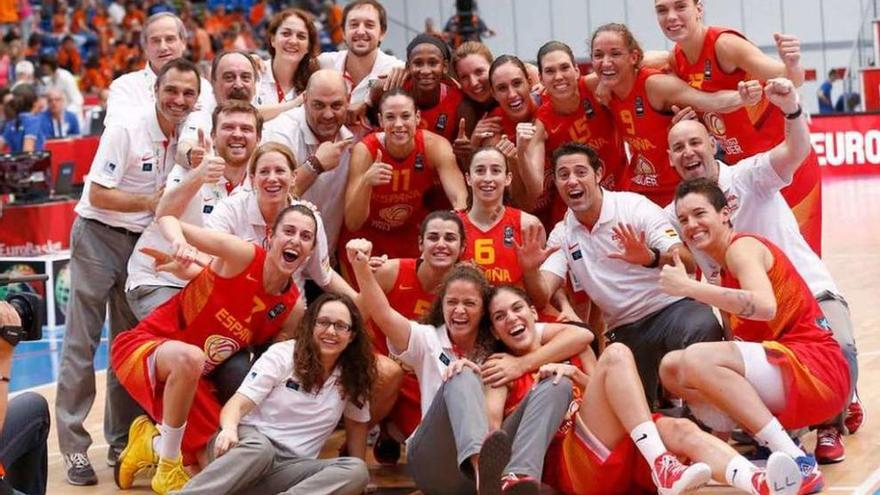 La selección española, equipo y cuerpo técnico, celebra el bronce en el Europeo.