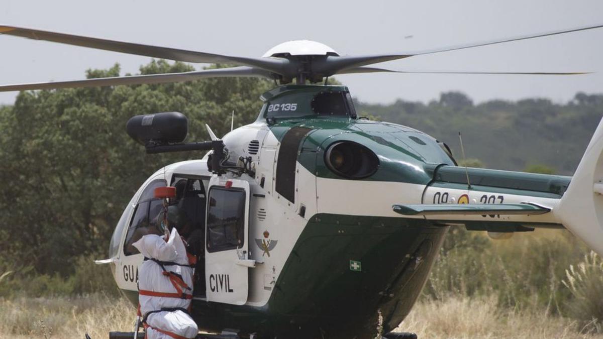 Helicóptero que trasladó el cadáver del asesino.   | // JESÚS MONROY / EFE