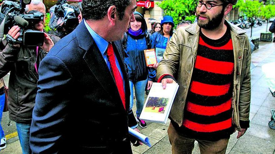 Los defensores de &quot;La Madreña&quot; entregan libros a los diputados