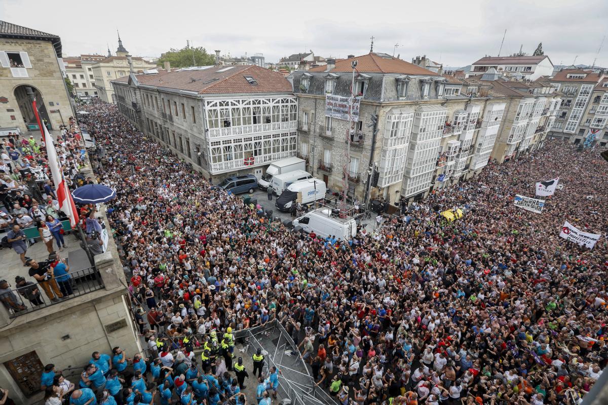 La bajada de Celedón da inicio a las fiestas de Vitoria