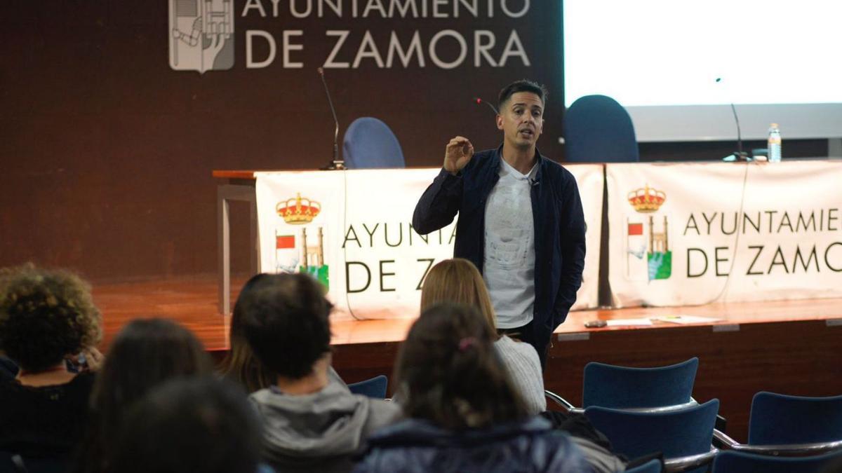 Miguel Álvarez, de Aspes Zamora, durante la charla sobre oposiciones y nueva ley educativa. | Emilio Fraile