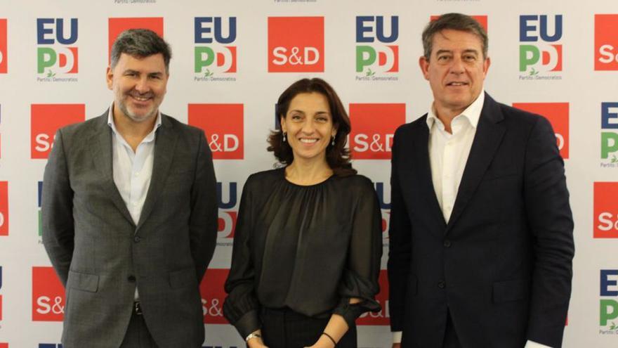 El eurodiputado Nicolás Casares y Besteiro, ayer, con la presidenta de la Comisión sobre la Crisis de Vivienda de la UE.