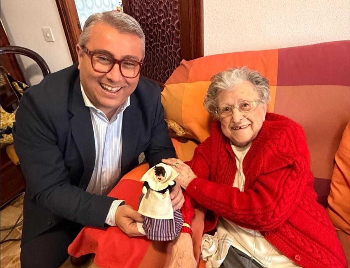 El alcalde Virgilio Moreno junto a Catalina Llinàs Ferrer.