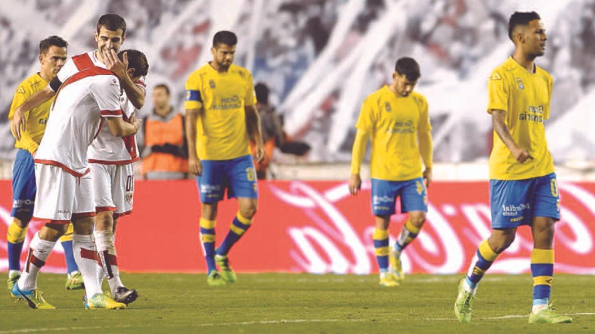 Roberto Trashorras abraza a Miku, autor del primer gol del Rayo a la UD en febrero de 2016; detrás Tana, Aythami y Roque.
