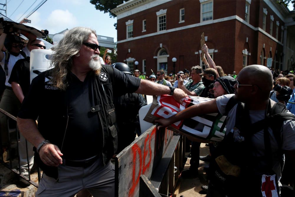 Supremacistas blancos y contramanifestantes del movimiento de extrema izquierda "Antifa" han protagonizado este sábado violentos enfrentamientos en las calles de Charlottesville.