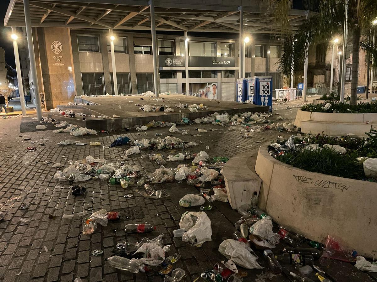 Basura acumulada en la plaza de Brujas tras una verbena fallera