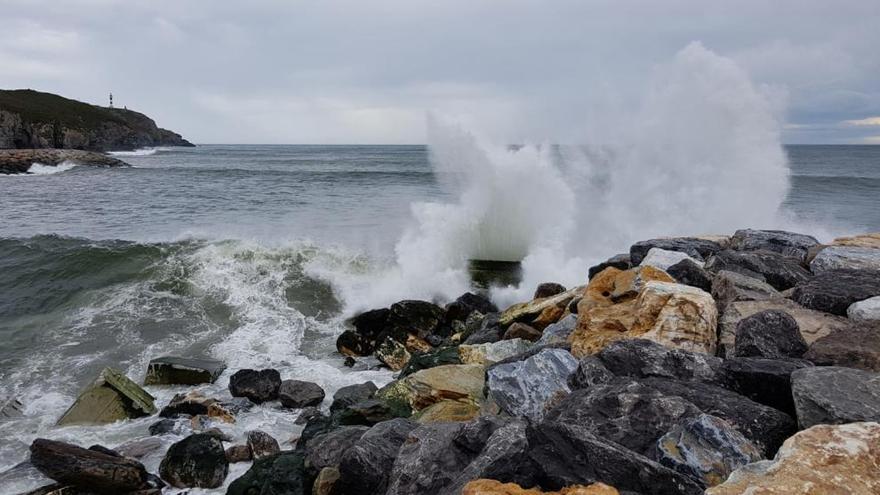 Asturias estará mañana en alerta naranja por oleaje tras superar hoy los 20 grados