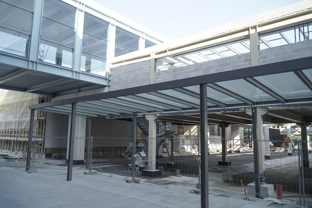 La nueva estación de tren de A Coruña encara la recta final de sus obras, que el Administrador de Infraestructuras Ferroviarias (Adif) prevé terminar a finales de año. La nueva estación de tren de A Coruña encara la recta final de sus obras, que el Administrador de Infraestructuras Ferroviarias (Adif) prevé terminar a finales de año.