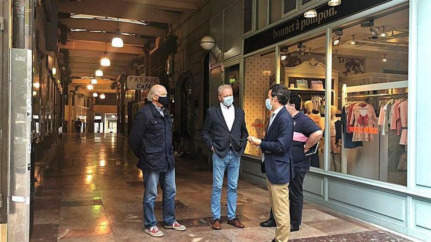 Los concejales de Ciudadanos, con los vecinos en el pasaje que une la calle Pelayo con Uría.