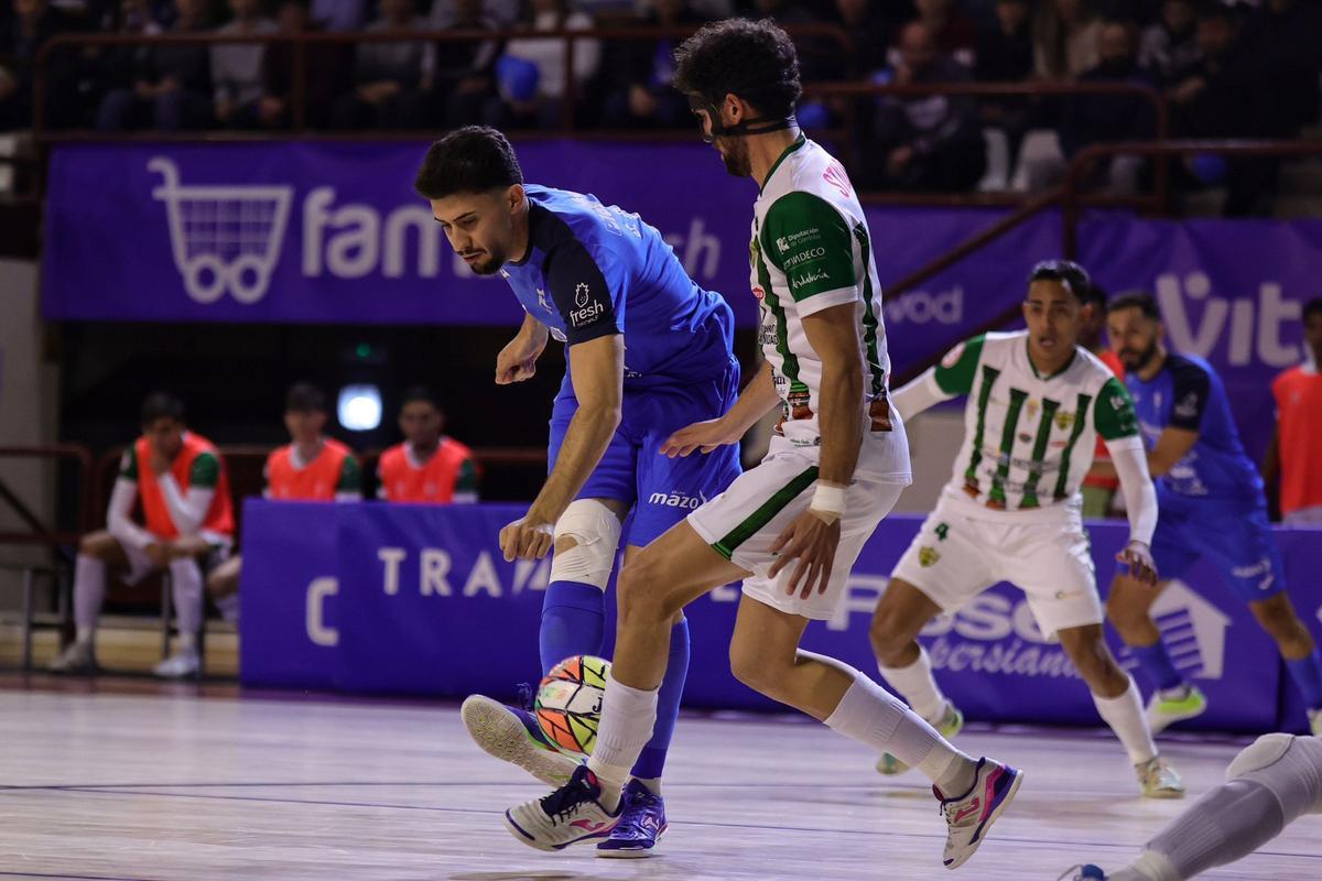 Zequi, del Córdoba Futsal, presiona a un rival en Alzira.