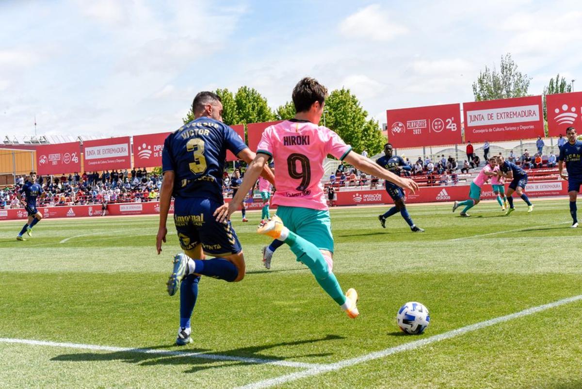 Hiroki, el delantero del Barça B, intenta escaparse de Víctor, el jugador del UCAM Murcia.