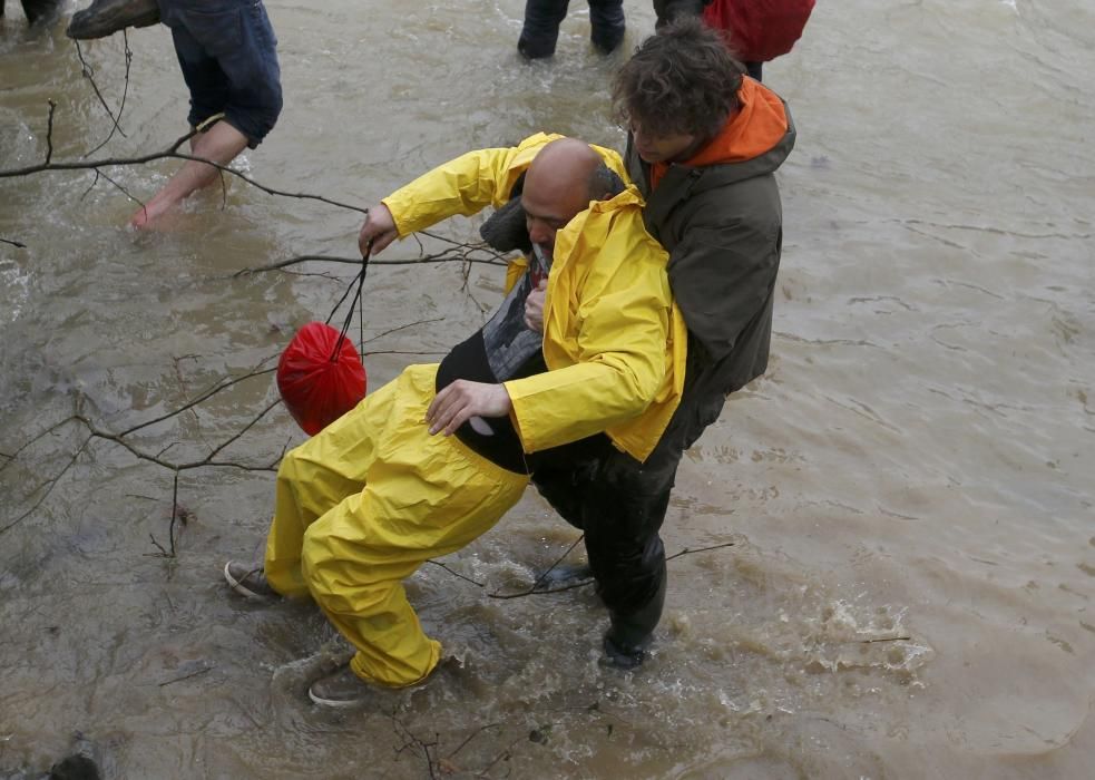 Miles de refugiados cruzan un río para acceder a Macedonia