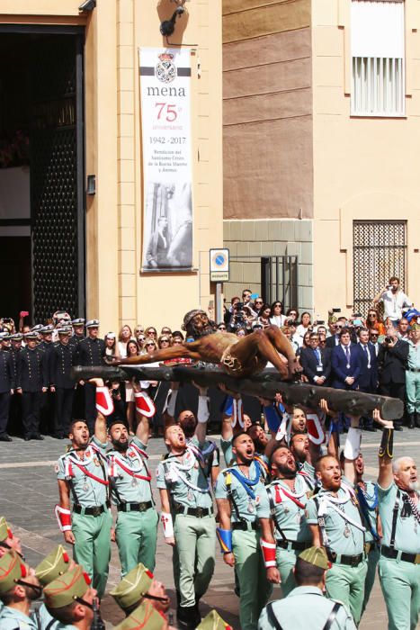 El traslado del Cristo de la Buena Muerte a cargo de la Legión volvió a congregar a numeroso público en la explanada de Santo Domingo