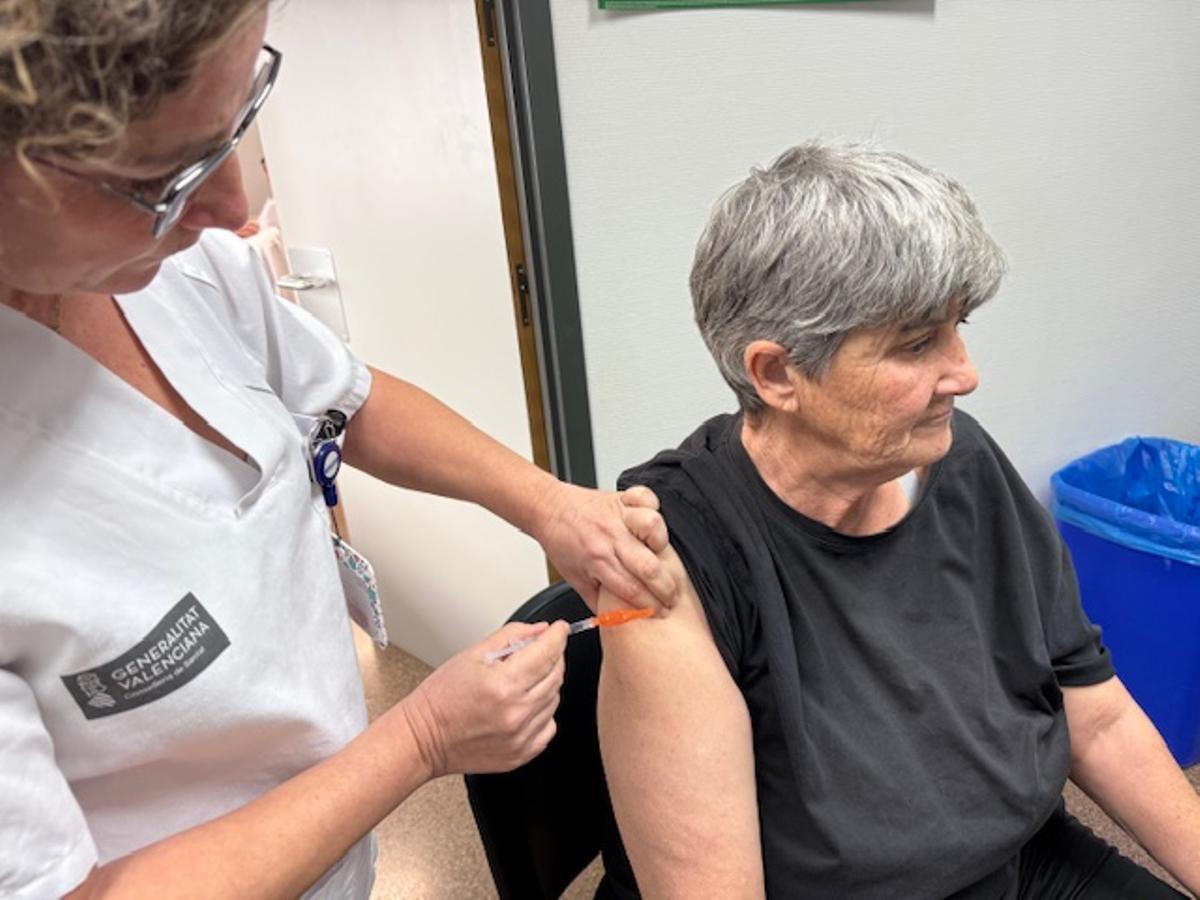 Una mujer recibe una vacuna contra la gripe en el Departamento de Salud de la Ribera.