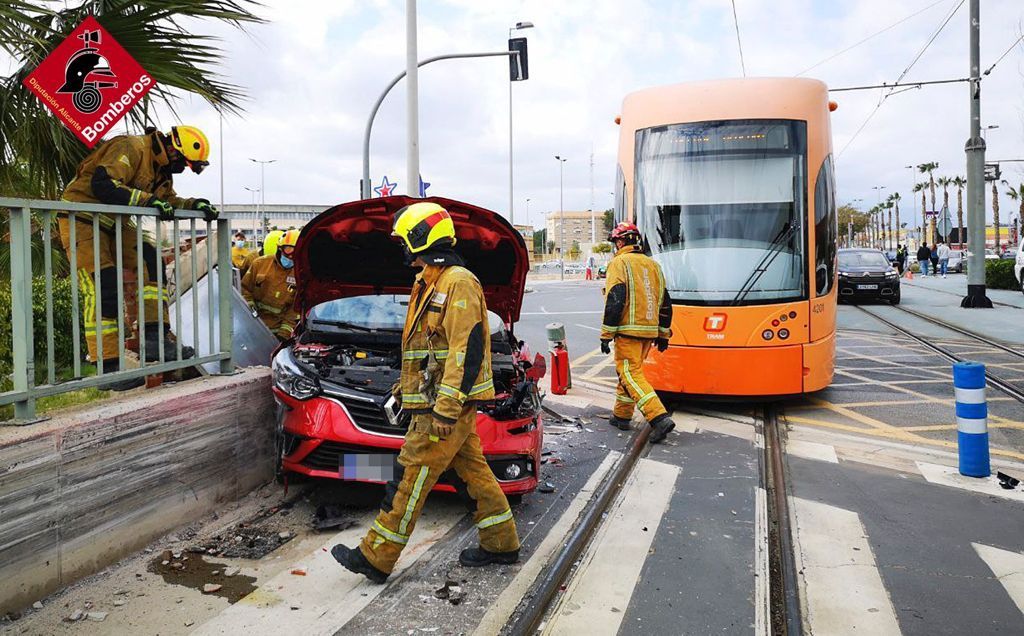 Un coche queda atrapado tras chocar con el TRAM a la altura de San Vicente