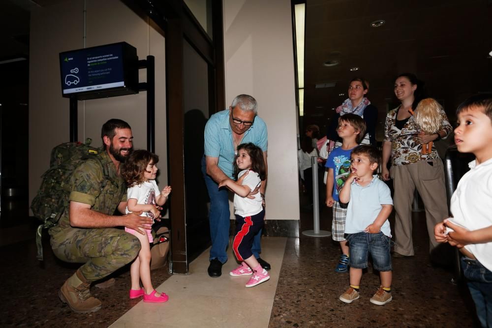 Llegada al aeropuerto de Asturias de los militares procedentes de Polonia