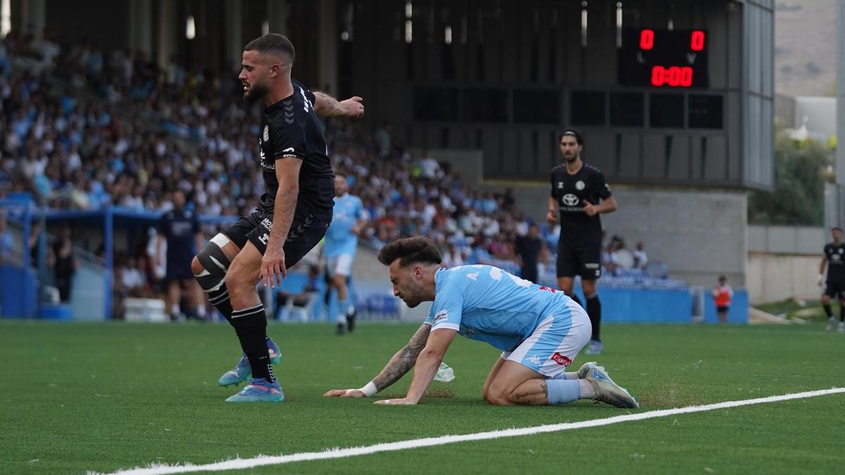 Lance del encuentro entre el Ciudad de Lucena y el Atlético Central.