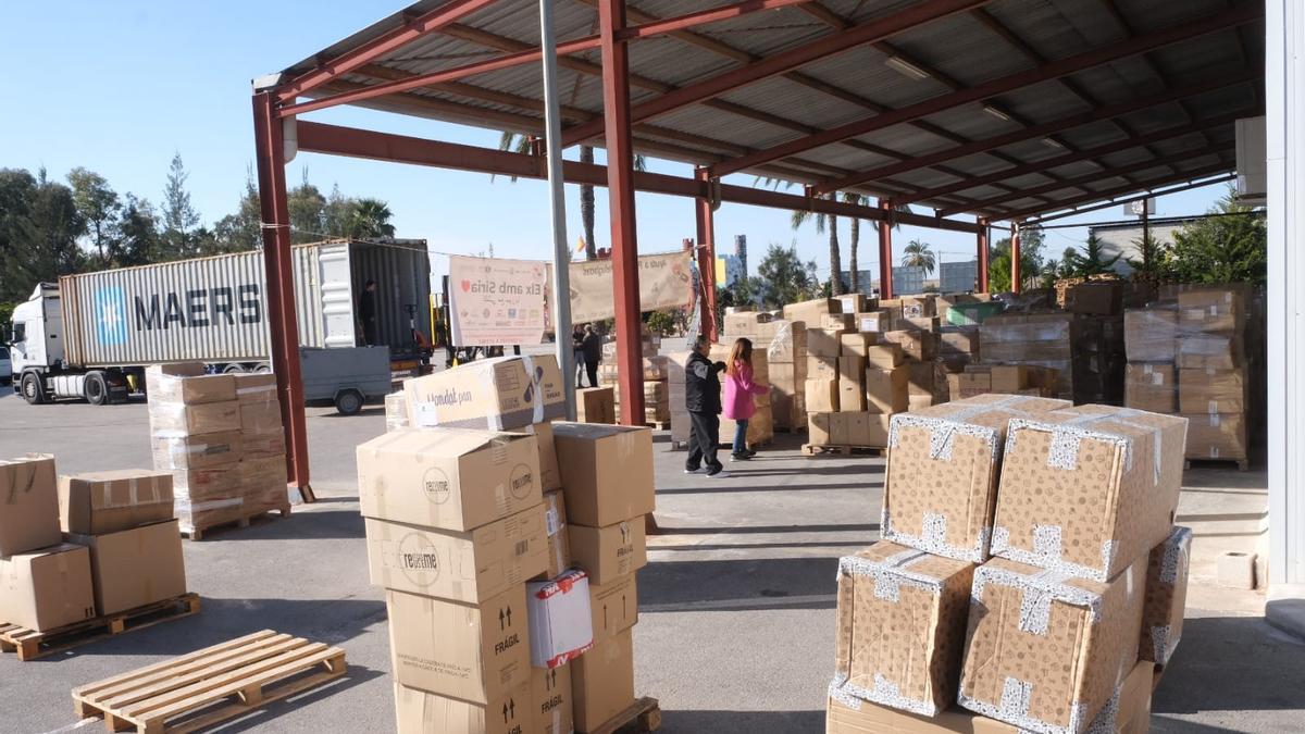 Preparación de un contenedor desde Elche con ayuda humanitaria para Turquia y Siria por los terremotos
