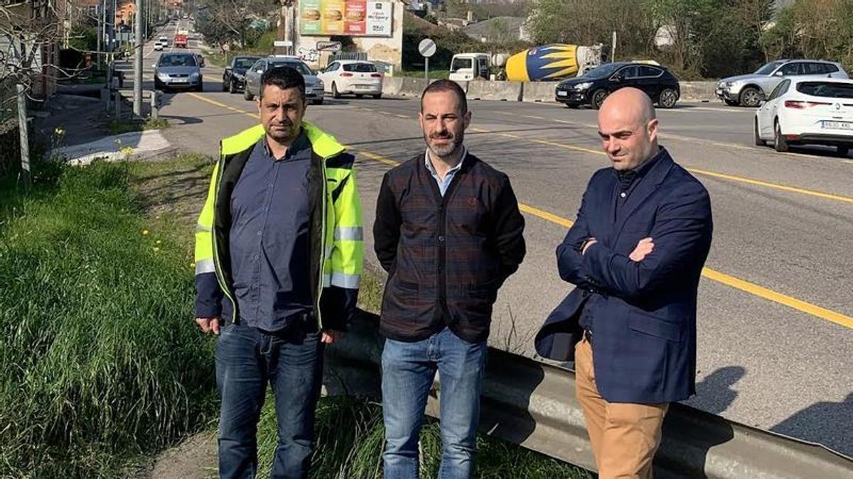 Víctor Villa, Ángel García y Javier Rodríguez, ante las obras de Colloto.