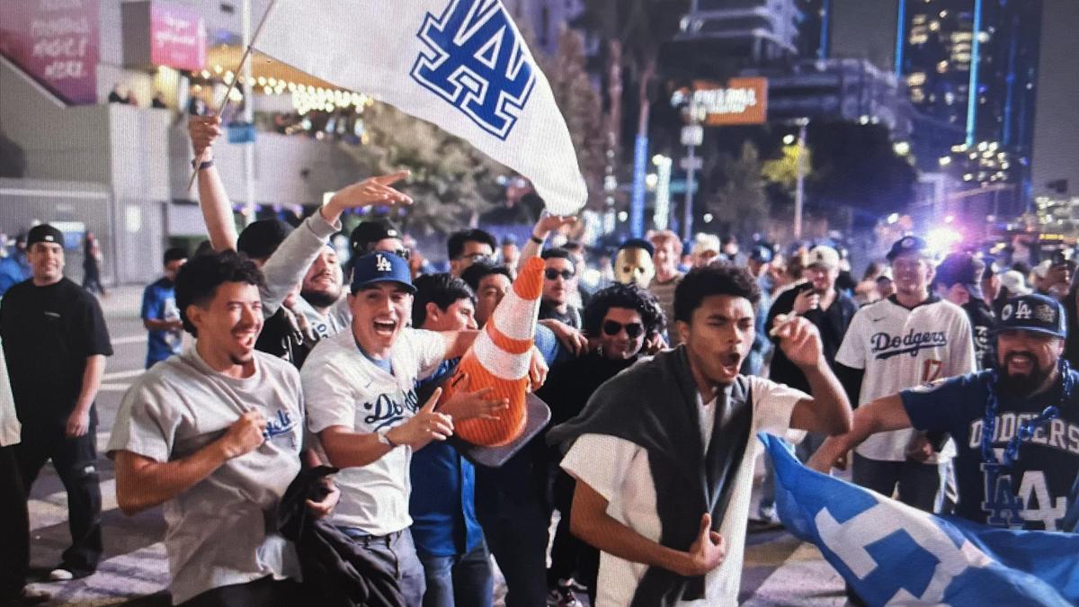 Seguidores de Los Ángeles Dodgers, ganadores del título de béisbol, celebran la conquista en su ciudad.iA