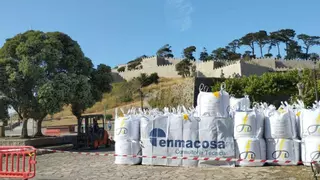 El parking de A Palma de Baiona se pone a prueba antes de los conciertos de verano : aguanta 1.750 kilos por metro cuadrado