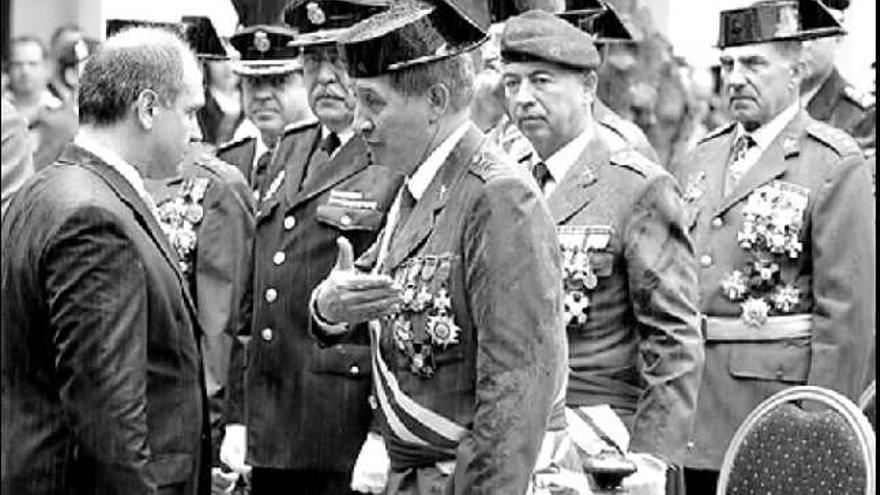 el acto

. 

A. Bernabé y C. Santandreu en presencia del general jefe del cuartel de Bétera F. Sánchez-Lafuente.
