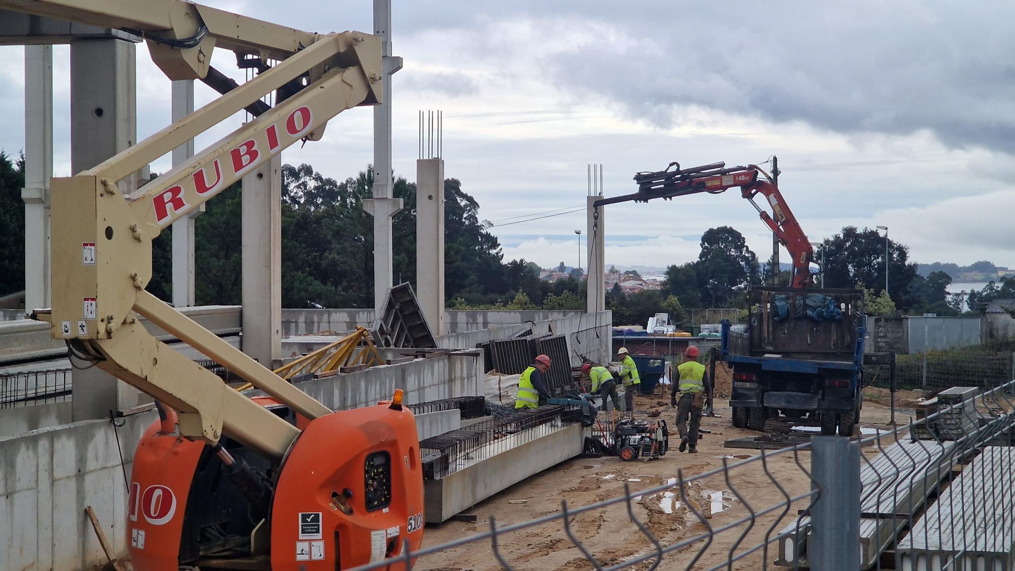 Obras de construcción de la megaplanta de Conservas Cerqueira, en el polígono industrial de Té (Rianxo).