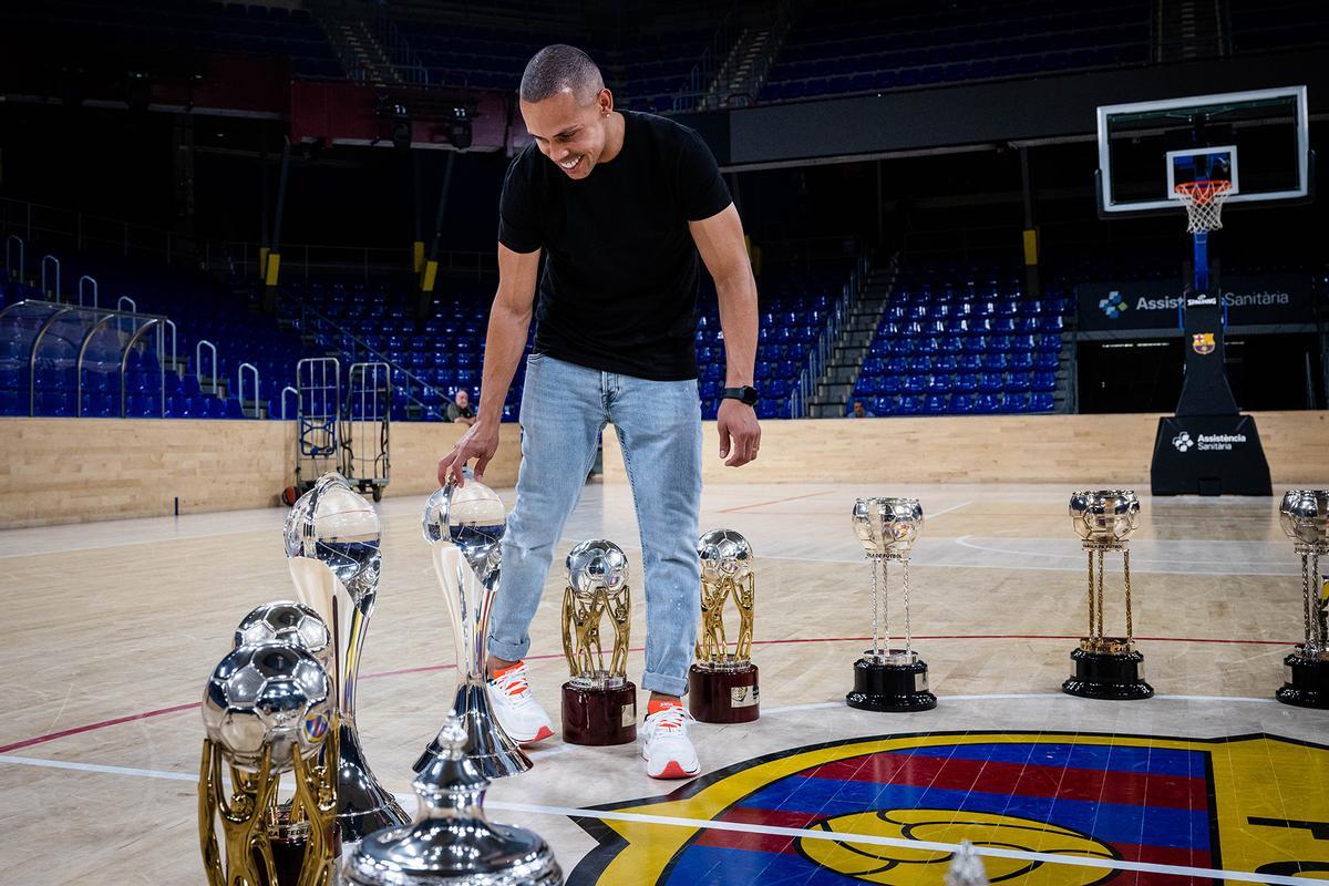 Ferrao, André Coelho y Jesús Velasco se despiden del Barça fotografiándose con todos sus trofeos.