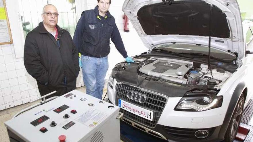 Emmanuel Mouriño, reponsable de la empresa, junto a la máquina descarbonizadora en los talleres Pereira López, de Nigrán. // José Lores