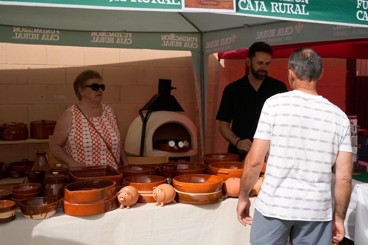 GALERÍA | Pereruela exalta su alfarería tradicional en una feria