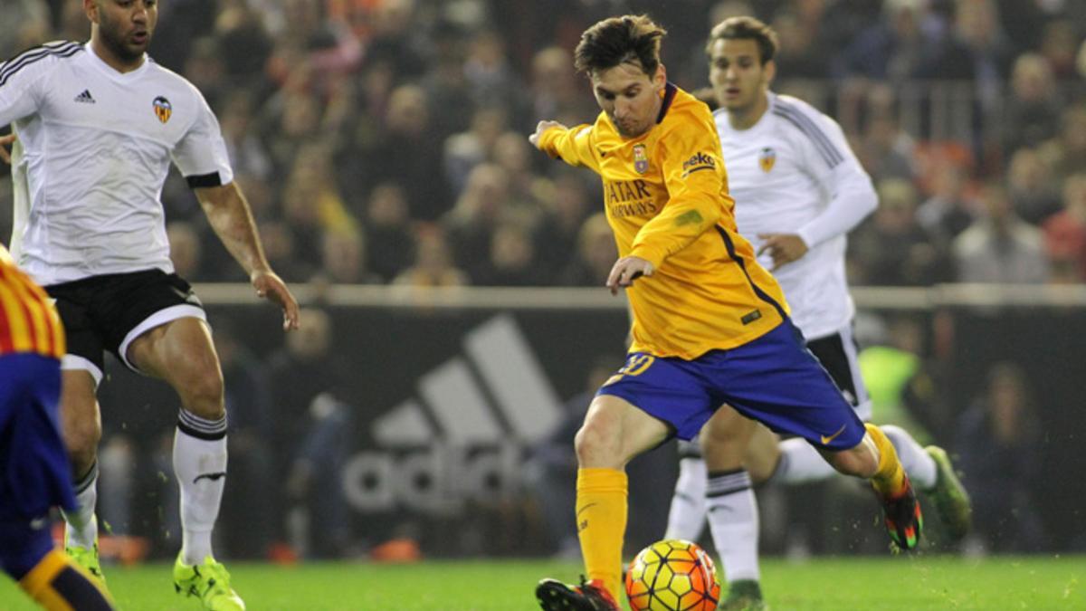 Messi, en una acción en Mestalla la pasada temporada (1-1)