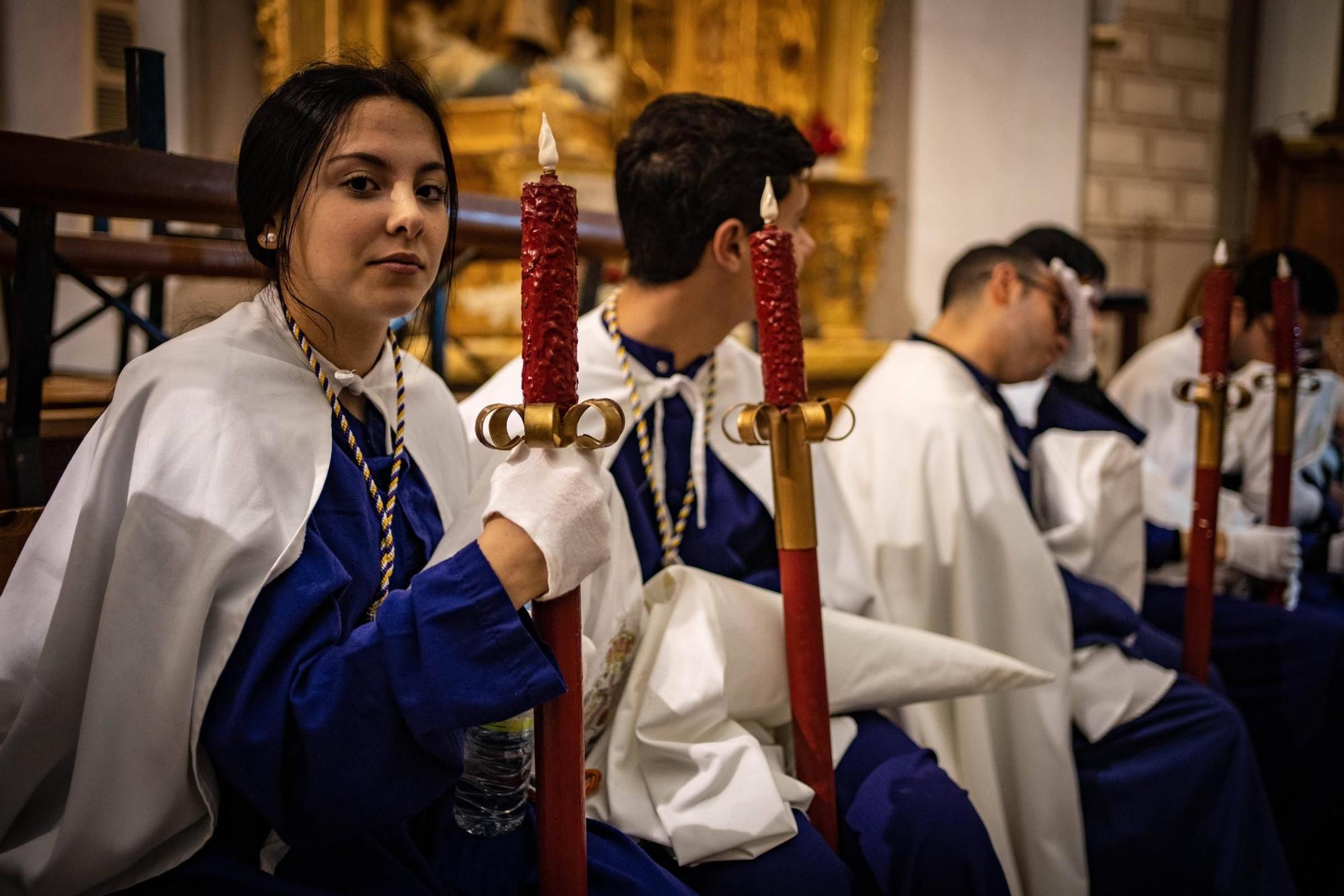 Nazarenos de Jesús de la Humildad aguardan la salida o no de la procesión.