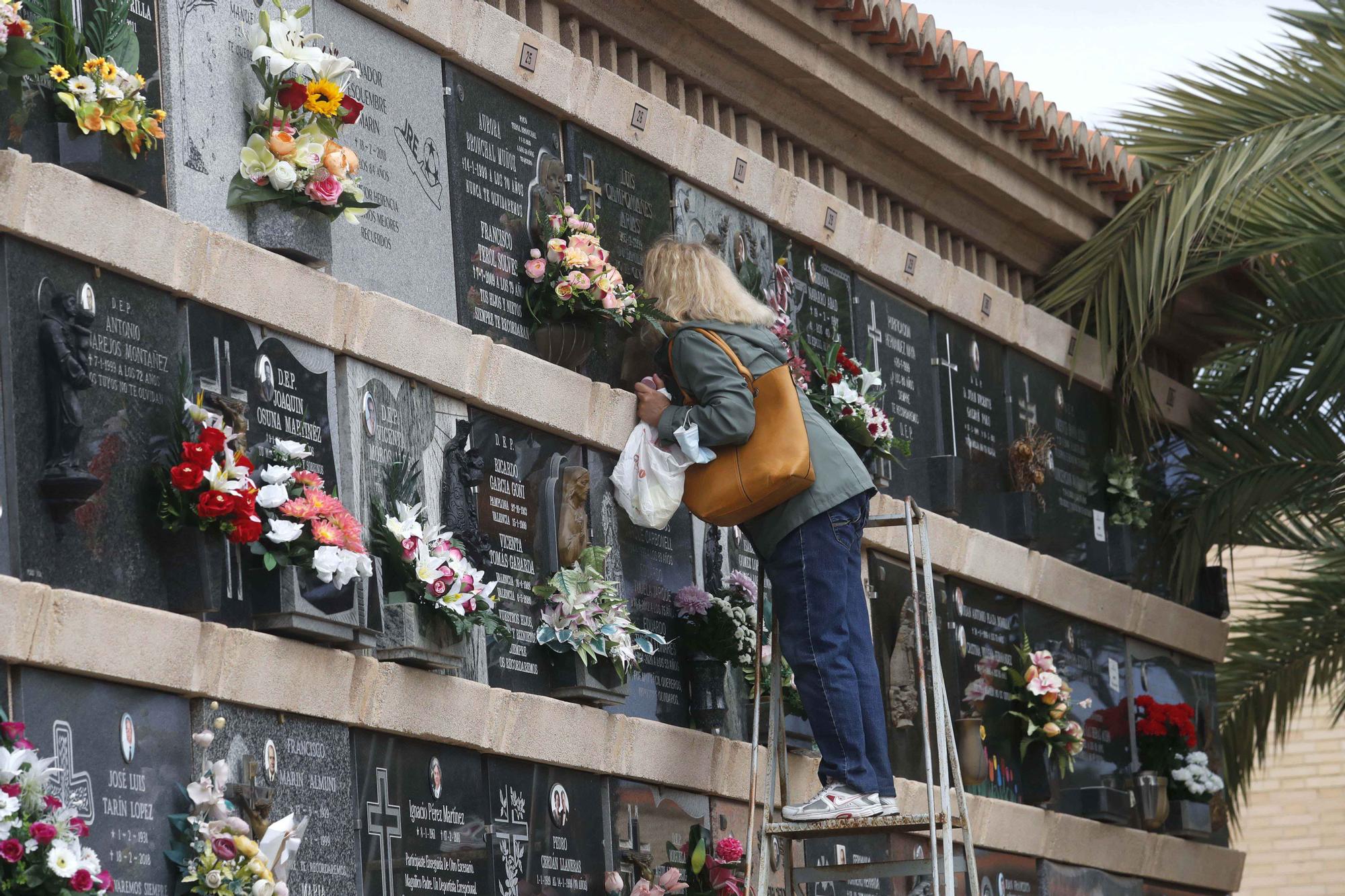 Masiva presencia en los cementerios en vísperas de Todos los Santos