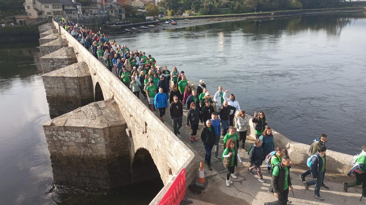 Los participantes en el puente medieval sobe el Verdugo, que une Arcde y Ponte Sampaio
