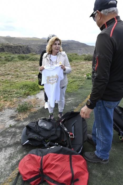 10-05-19 LAS PALMAS DE GRAN CANARIA. ZONA DE SALTOS PARAPENTE DE LOS GILES. LAS PALMAS DE GRAN CANARIA. Nardy Barrios en parapente.  Nardy Barrios se tira en parapente desde Los Giles junto a una persona que ganó un concurso. Fotos: Juan Castro  | 10/05/2019 | Fotógrafo: Juan Carlos Castro