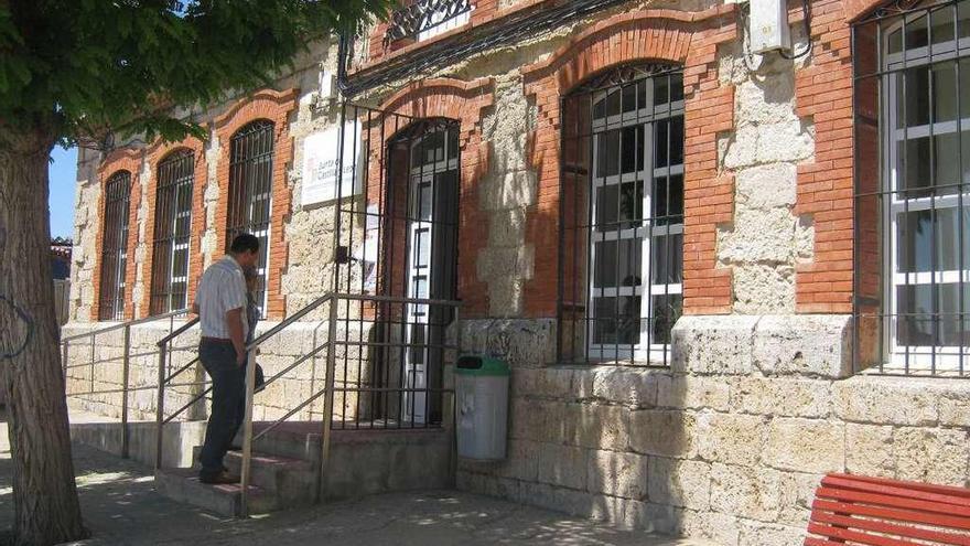 Dos vecinos de Morales acceden a las instalaciones del colegio público de la localidad.