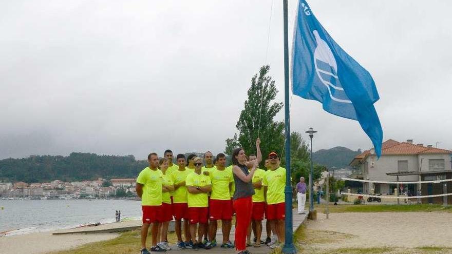 Izado de la bandera azul en Rodeira a cargo de la edil Tania Castro. // Gonzalo Núñez