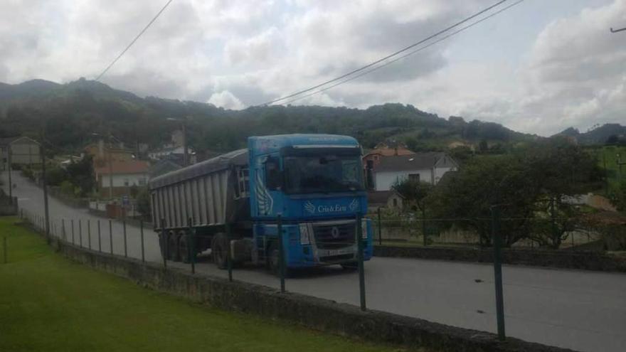 Un camión circula por una de las zonas de Villapérez que se verían afectadas por una de las seis alternativas que se barajan para la variante de Cayés.