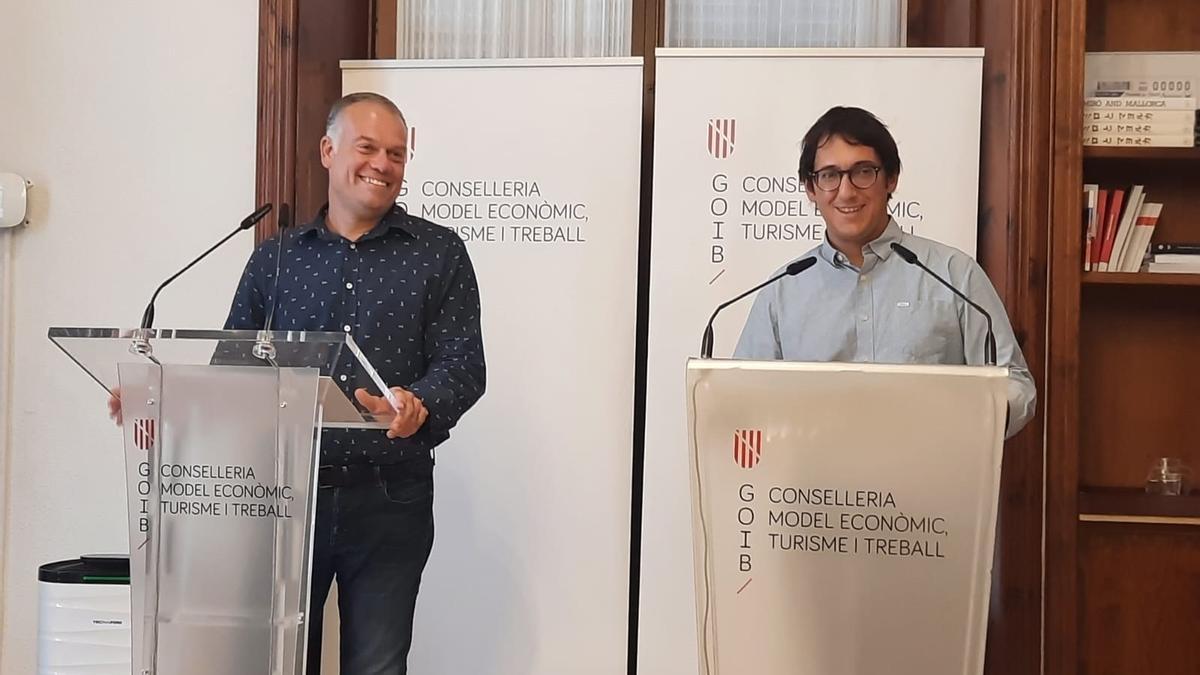 El conseller Iago Negueruela junto con el director general de Modelo Económico y Empleo, Llorenç Pou, antes de empezar la rueda de prensa.