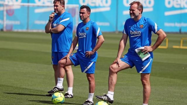 Sergio Alegre (tercer entrenador), Xavi y Òscar Hernández (segundo), en la ciudad deportiva de Sant Joan Despí.