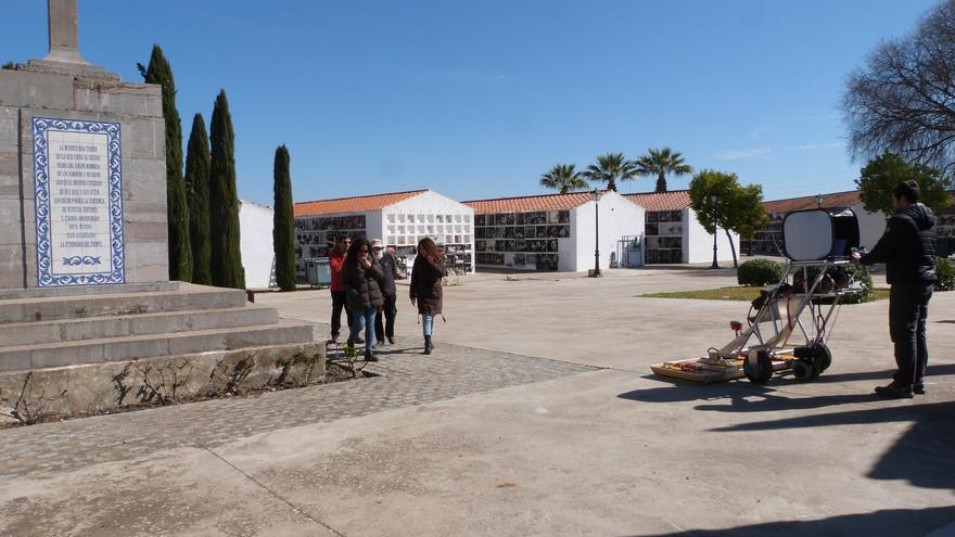 Buscan con un georradar cinco nuevas fosas comunes en el cementerio de Palma del Río